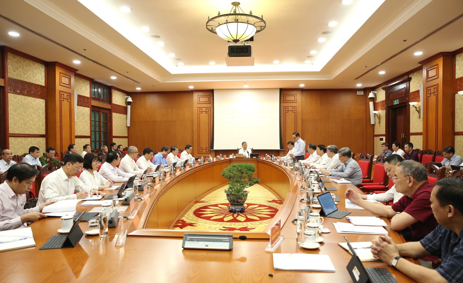 Tổng Bí thư yêu cầu tại cuộc họp này cần thẳng thắn đi vào những vấn đề tồn tại, hạn chế, những điểm nghẽn cần tập trung tháo gỡ - Ảnh: VGP/Nguyễn Hoàng.  