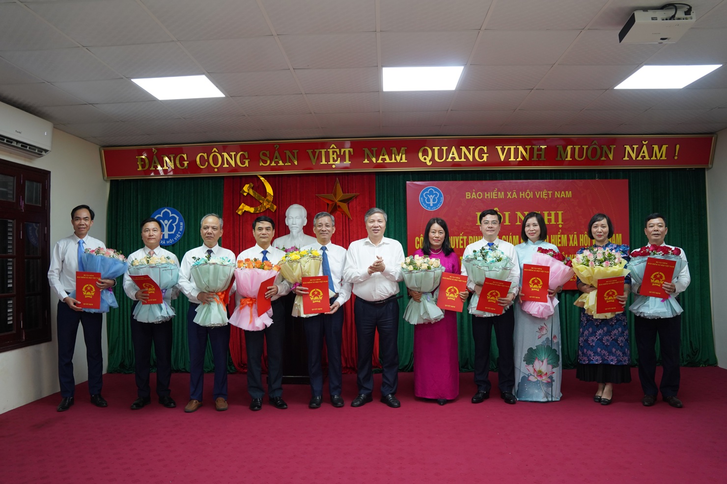 Phó Giám đốc BHXH Việt Nam Nguyễn Đức Hòa trao các Quyết định điều động, bổ nhiệm Giám đốc, Phó Giám đốc BHXH Khu vực XIV.