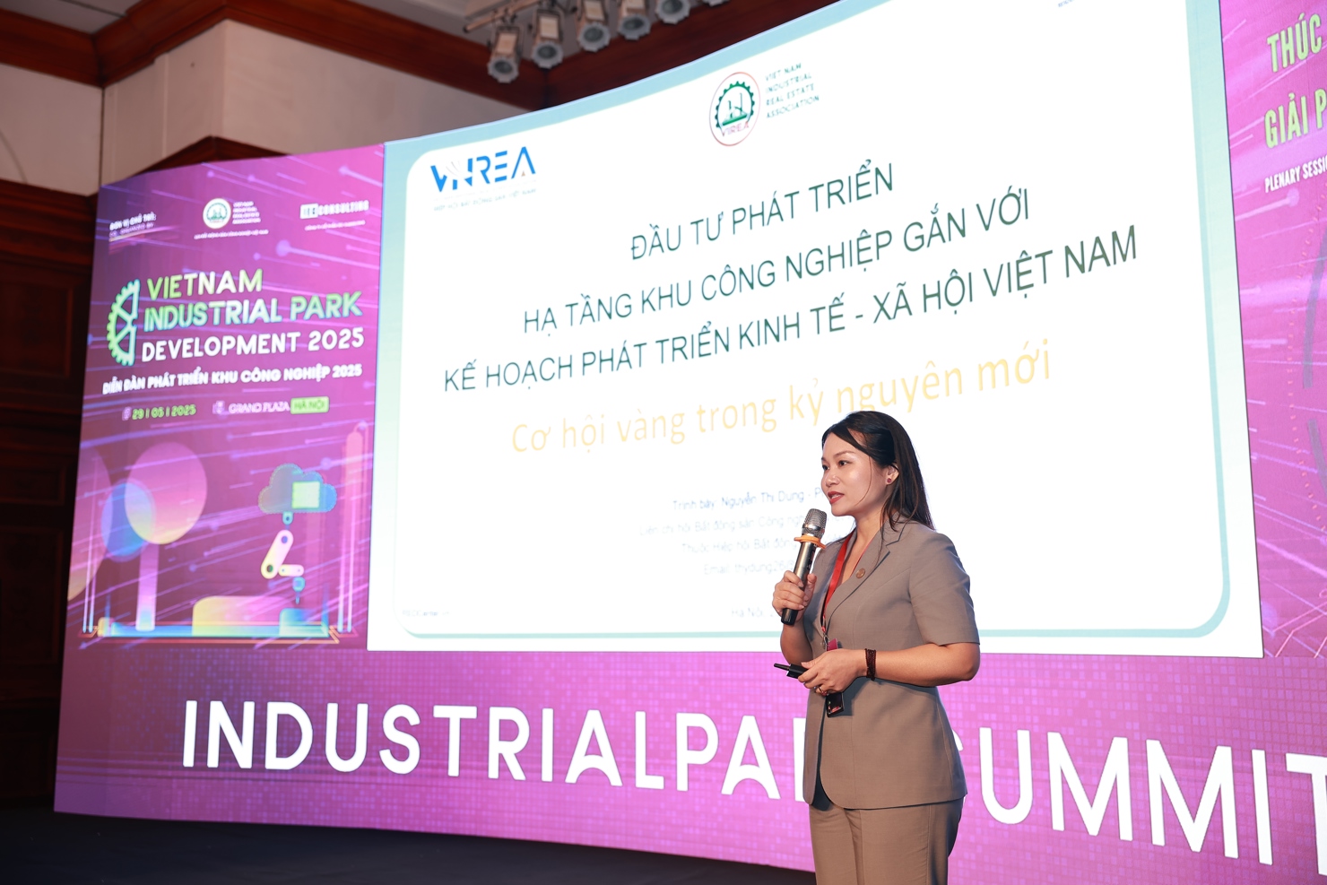 Bà Nguyễn Thị Dung - Phó Chủ tịch VIREA chia sẻ thêm một số thông tin về xu hướng KCN xanh tại Diễn đàn. 