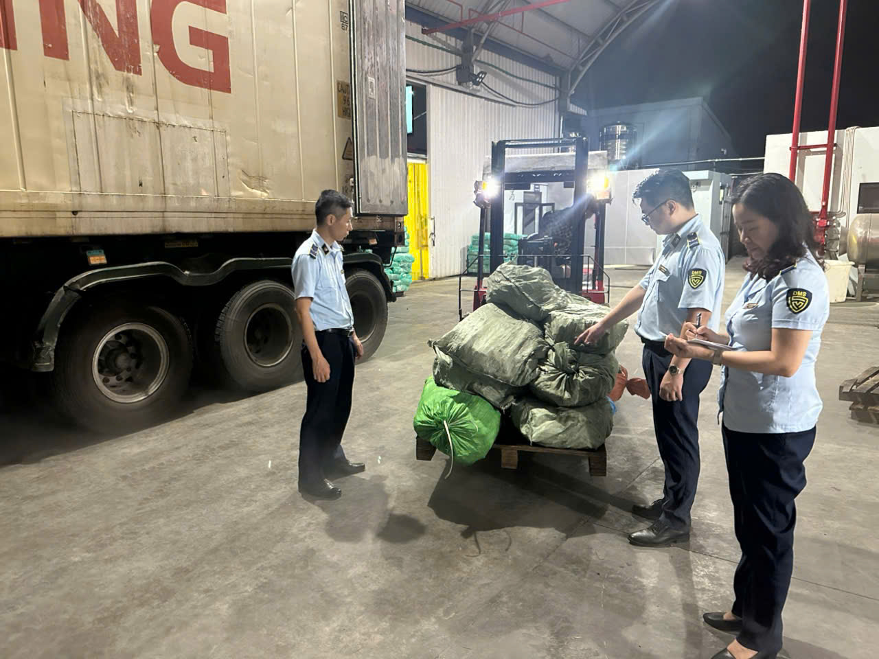 Chặn đứng hàng chục tấn thực phẩm “bẩn” tuồn ra thị trường