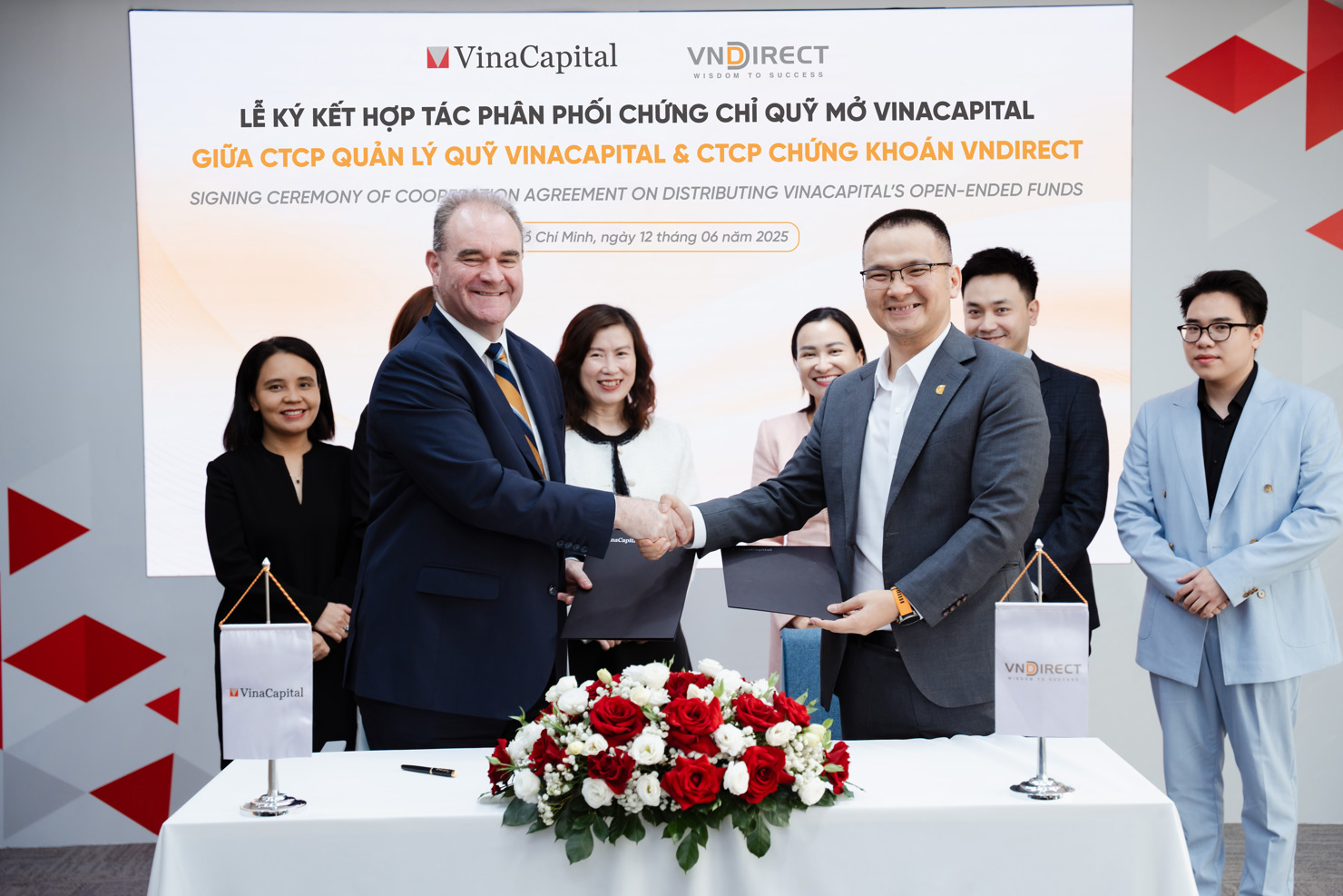 Ông Brook Taylor - Tổng Giám đốc Công ty Cổ phần Quản lý Quỹ VinaCapital (bên trái) và ông Nguyễn Vũ Long, Tổng Giám đốc VNDIRECT .