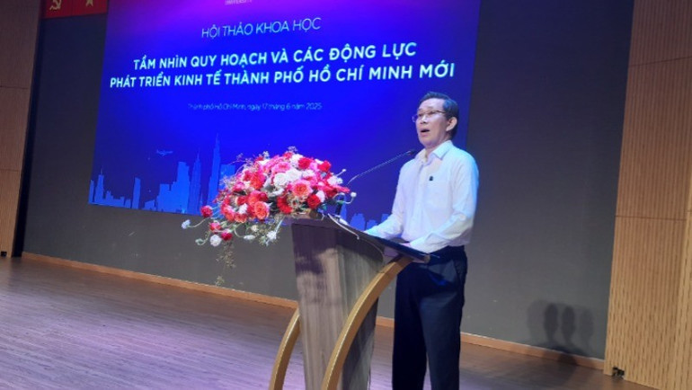 GS.TS Sử Đình Thành, Giám đốc Đại học Kinh tế TP. Hồ Chí Minh chia sẻ tại hội thảo. 