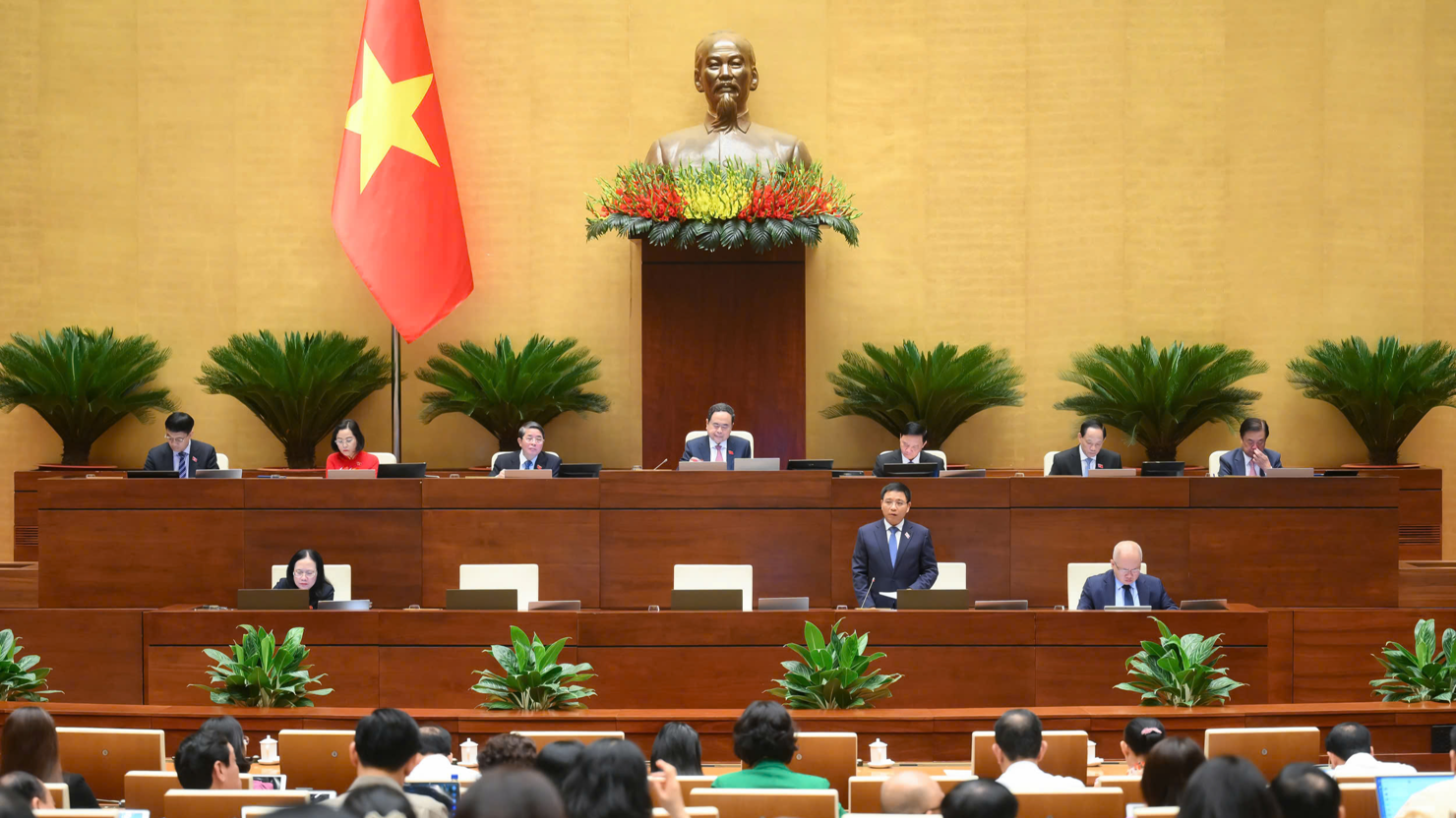 Bộ trưởng Bộ Tài chính Nguyễn Văn Thắng làm rõ nhiều nội dung đại biểu quan tâm.