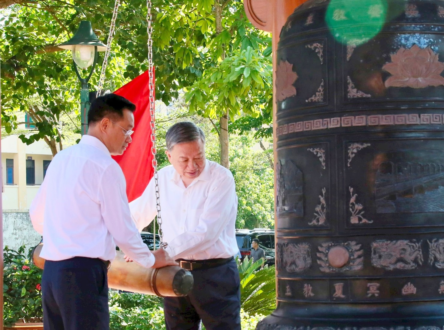 Tổng Bí thư Tô Lâm và Bí thư Tỉnh ủy Quảng Bình Lê Ngọc Quang thực hiện nghi thức thỉnh chuông.