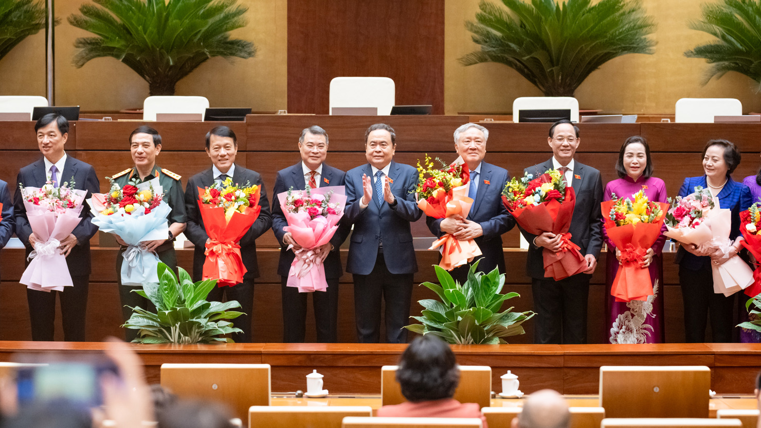 Chủ tịch Quốc hội Trần Thanh Mẫn tặng hoa chúc mừng các phó Chủ tịch và Ủy viên Hội đồng bầu cử quốc gia. Ảnh: Phạm Thắng