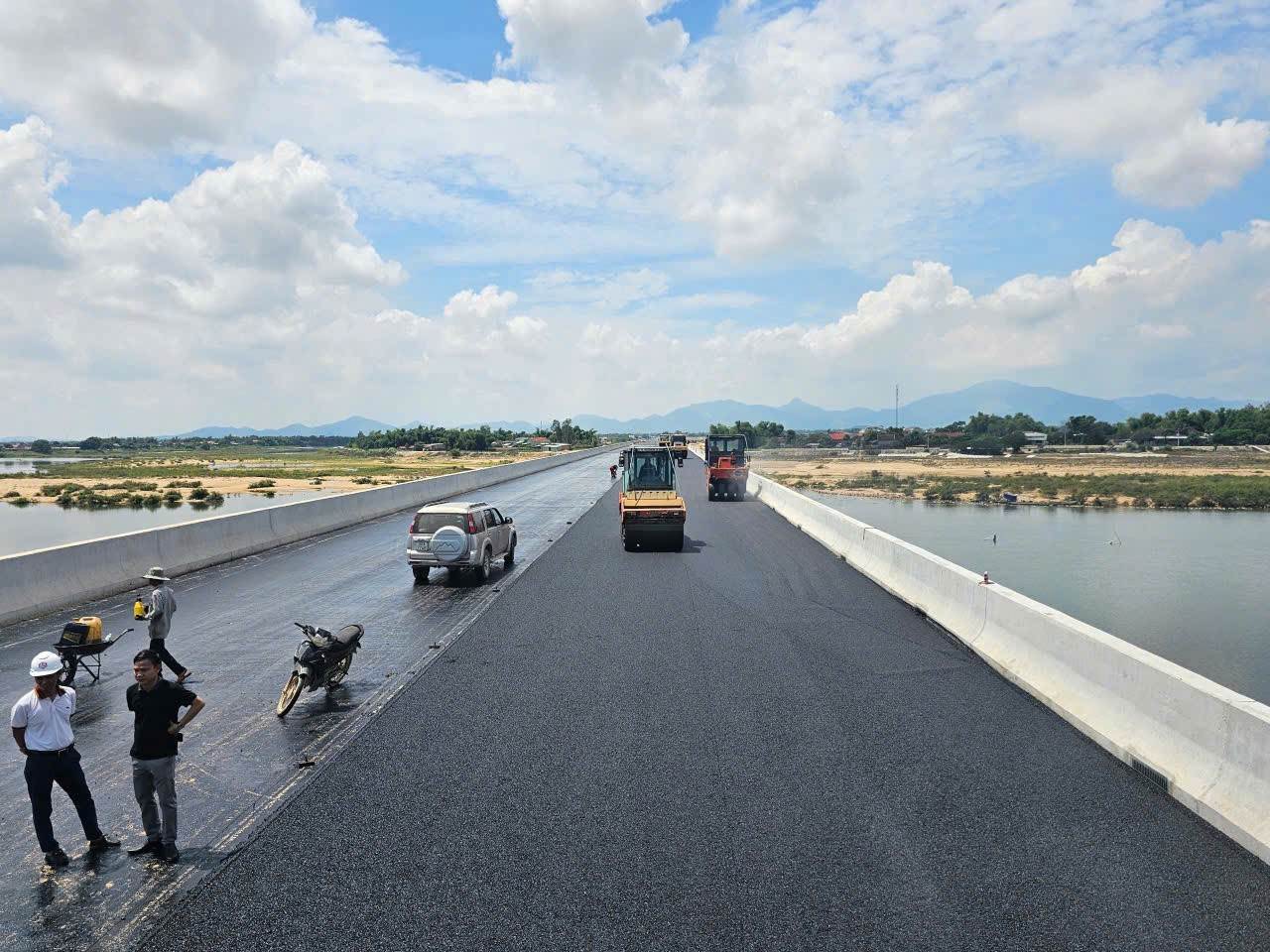 Chính phủ lưu ý phương án khuyến khích doanh nghiệp đang thi công trên tuyến đường và đã chứng minh được uy tín, chất lượng, hiệu quả. Ảnh minh họa