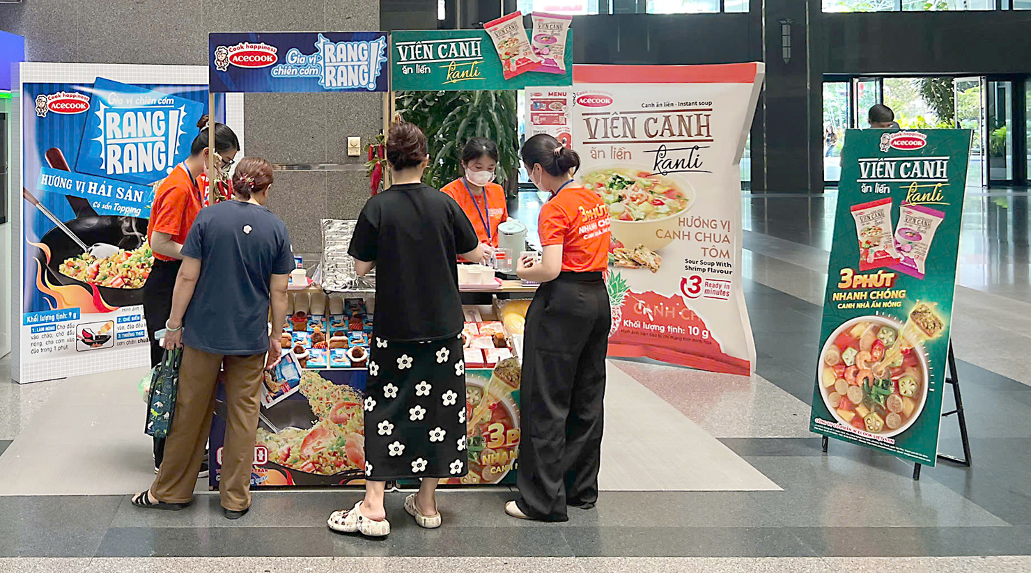 Người tiêu dùng trải nghiệm sản phẩm mới của Acecook Việt Nam.