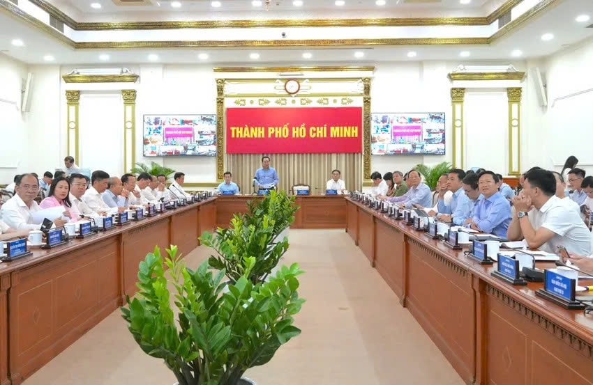 Phiên họp đánh giá kết quả kinh tế - xã hội 6 tháng đầu năm 2025 của UBND TP. Hồ Chí Minh. Ảnh:  TL