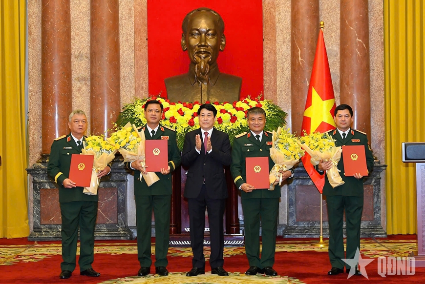Chủ tịch nước trao Quyết định thăng quân hàm Thượng tướng đối với đồng chí Nguyễn Hồng Thái; Nguyễn Văn Hiền; Nguyễn Trường Thắng; Nguyễn Quang Ngọc.