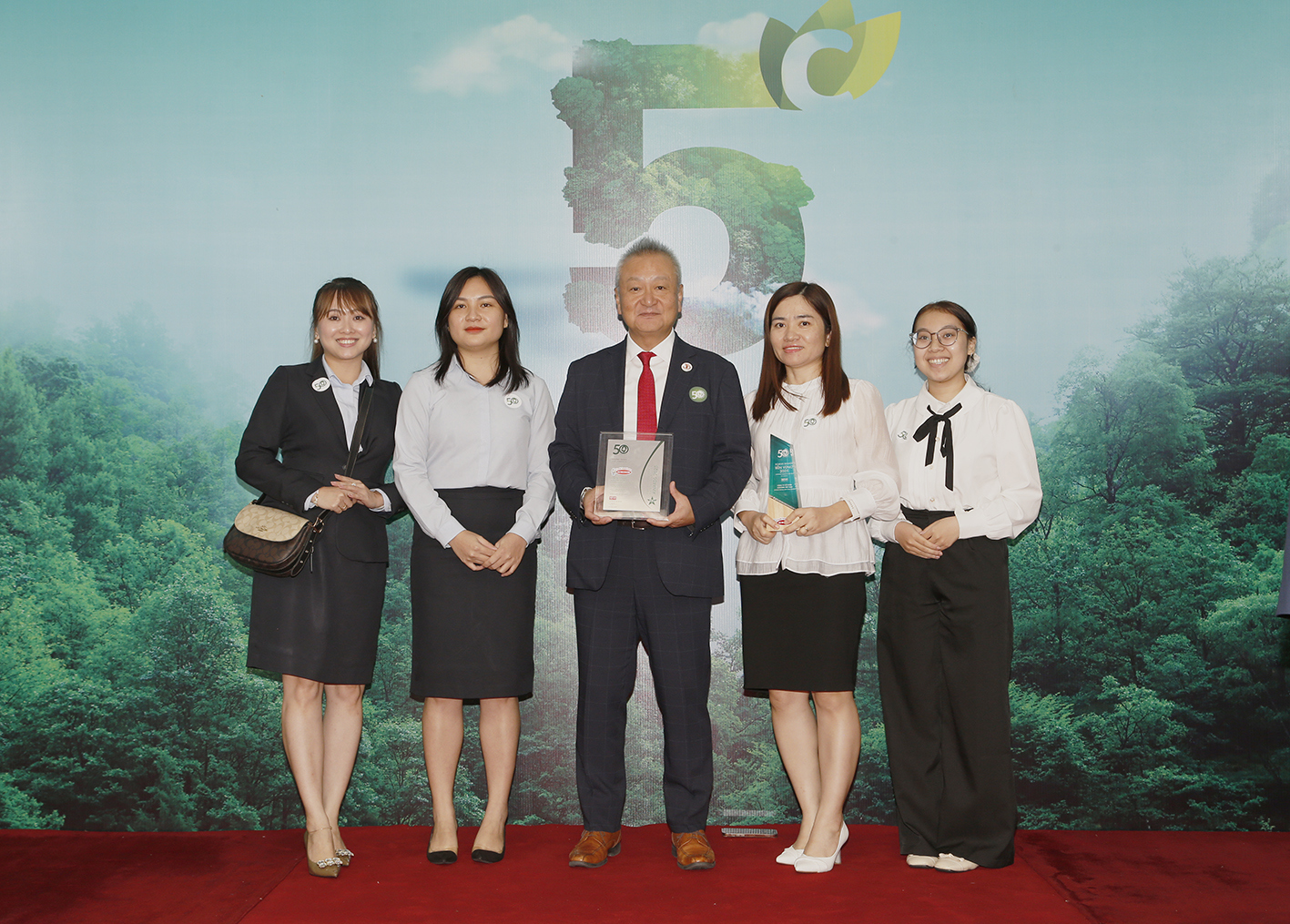 Acecook Việt Nam được vinh danh “Top 50 doanh nghiệp phát triển bền vững tiêu biểu 2025”.