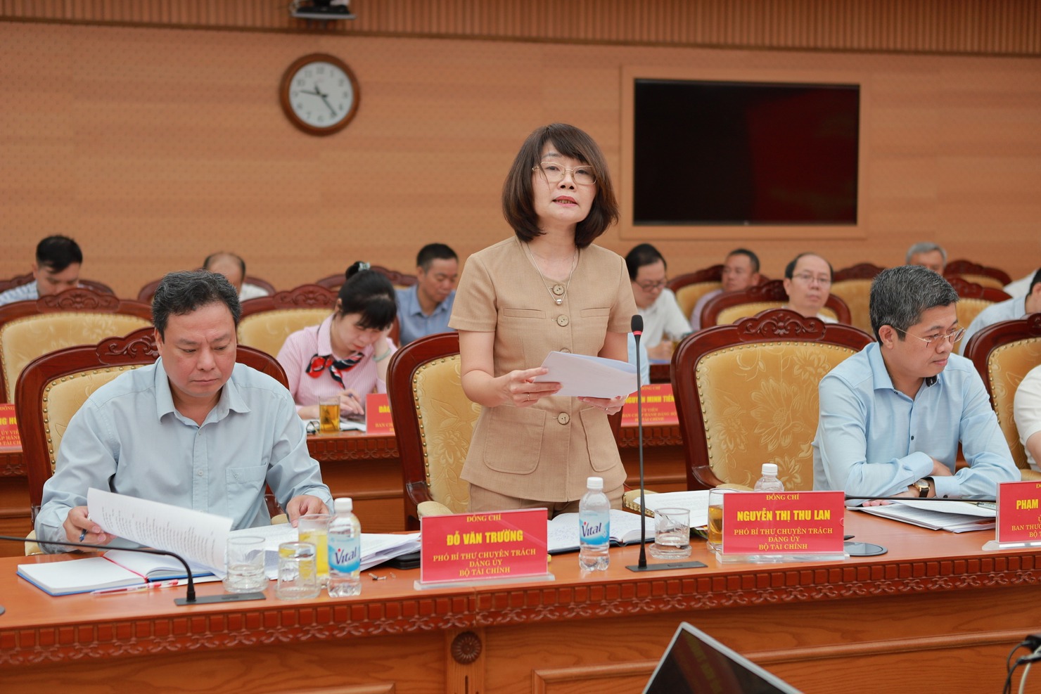 Phó Bí thư Đảng ủy Nguyễn Thị Thu Lan trình bày báo cáo tại Hội nghị.