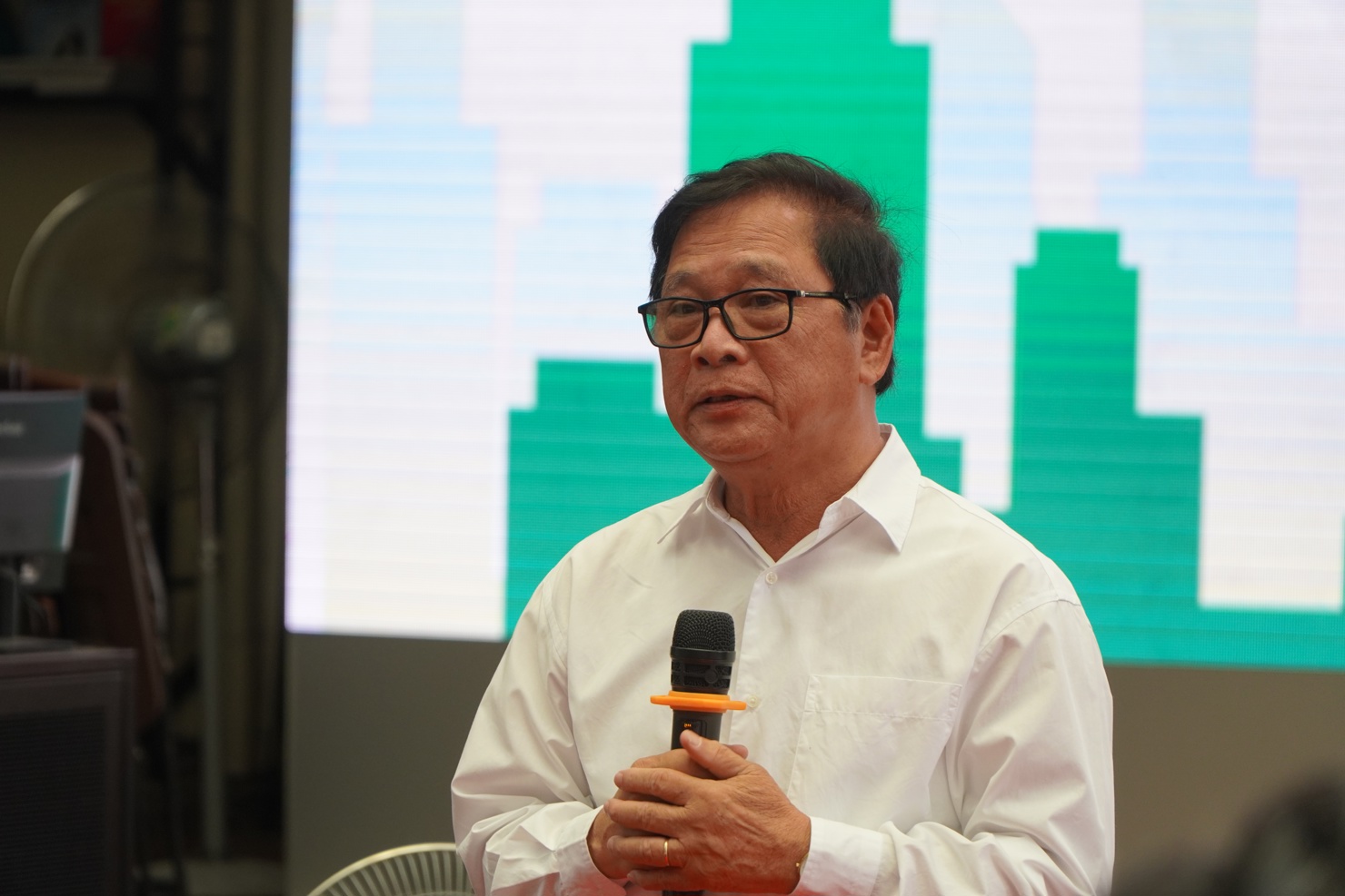 Ông Lê Hoàng, Giám đốc Công ty Đường sách TP. Hồ Chí Minh thông tin về hoạt động 6 tháng đầu năm 2025 tại lễ sơ kết ngày 18/7. 