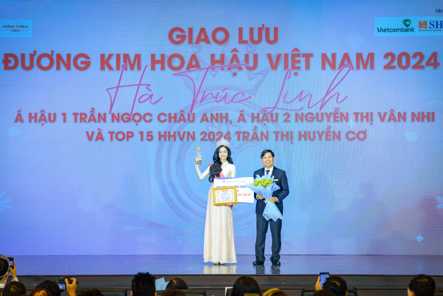 PGS. TS Phạm Tiến Đạt - Hiệu trưởng trao học bổng và giấy khen cho Hoa hậu Việt Nam 2024 Hà Trúc Linh - sinh viên Khoa Marketing của Trường.