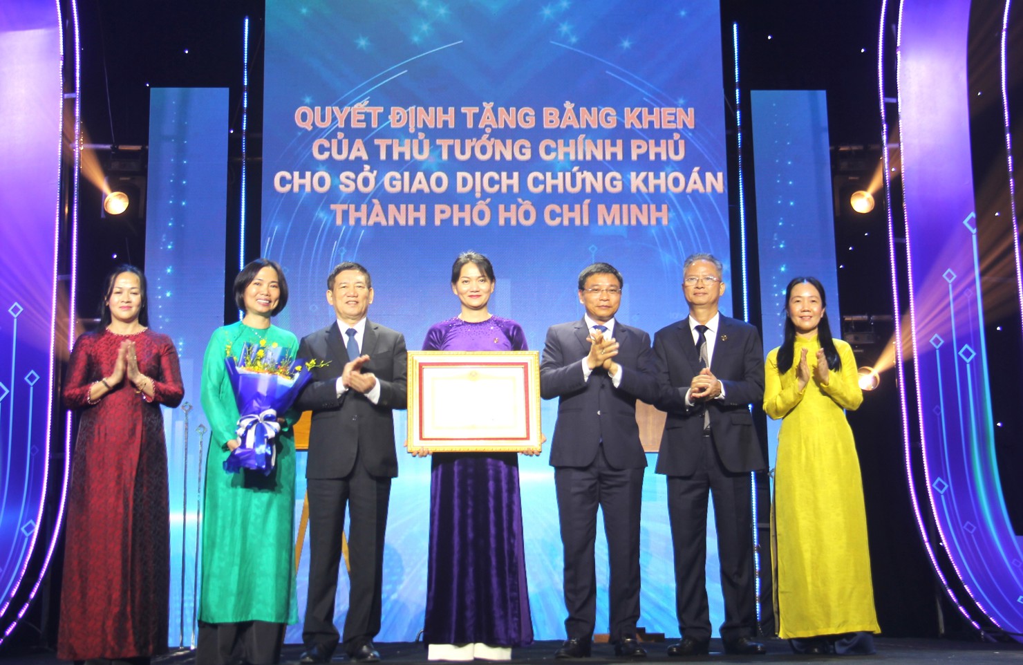 Phó Thủ tướng Hồ Đức Phớc (thứ ba từ trái qua) và Bộ trưởng Bộ Tài chính Nguyễn Văn Thắng (thứ 3 từ phải qua) trao Bằng khen của Thủ tướng Chính phủ cho Sở Giao dịch chứng khoán TP. Hồ Chí Minh. Ảnh: T.D