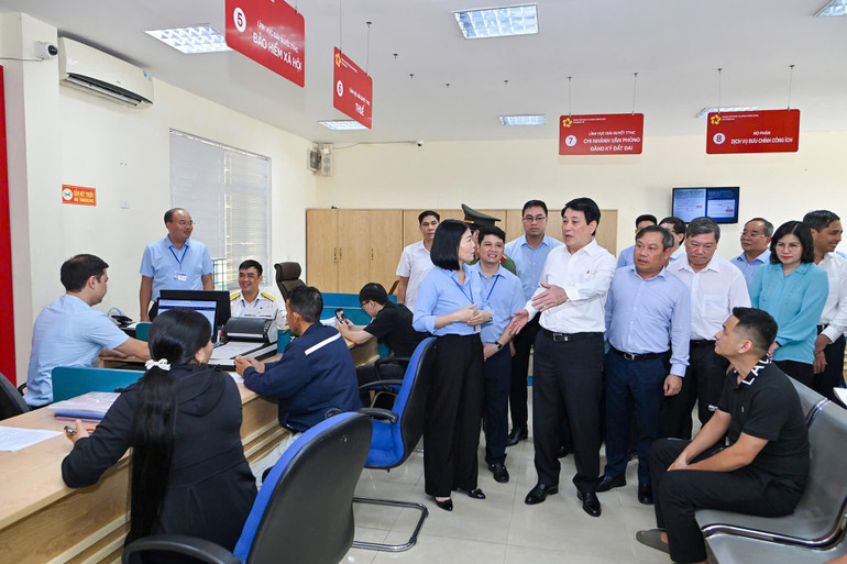 Chủ tịch nước Lương Cường thăm và kiểm tra hoạt động tại Trung tâm Phục vụ hành chính công xã Quảng Hà.