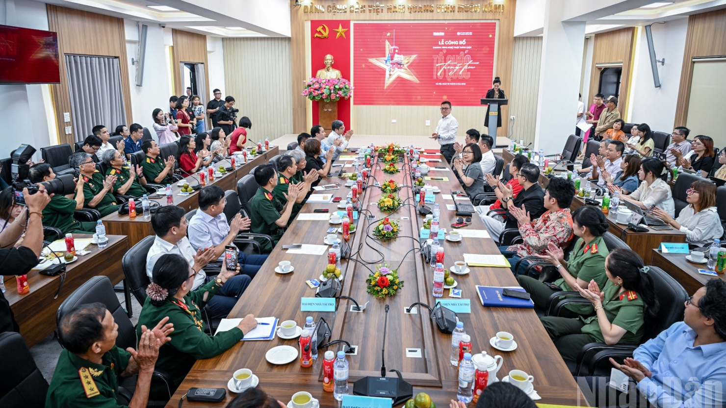 Quang cảnh buổi lễ công bố chương trình nghệ thuật chính luận 