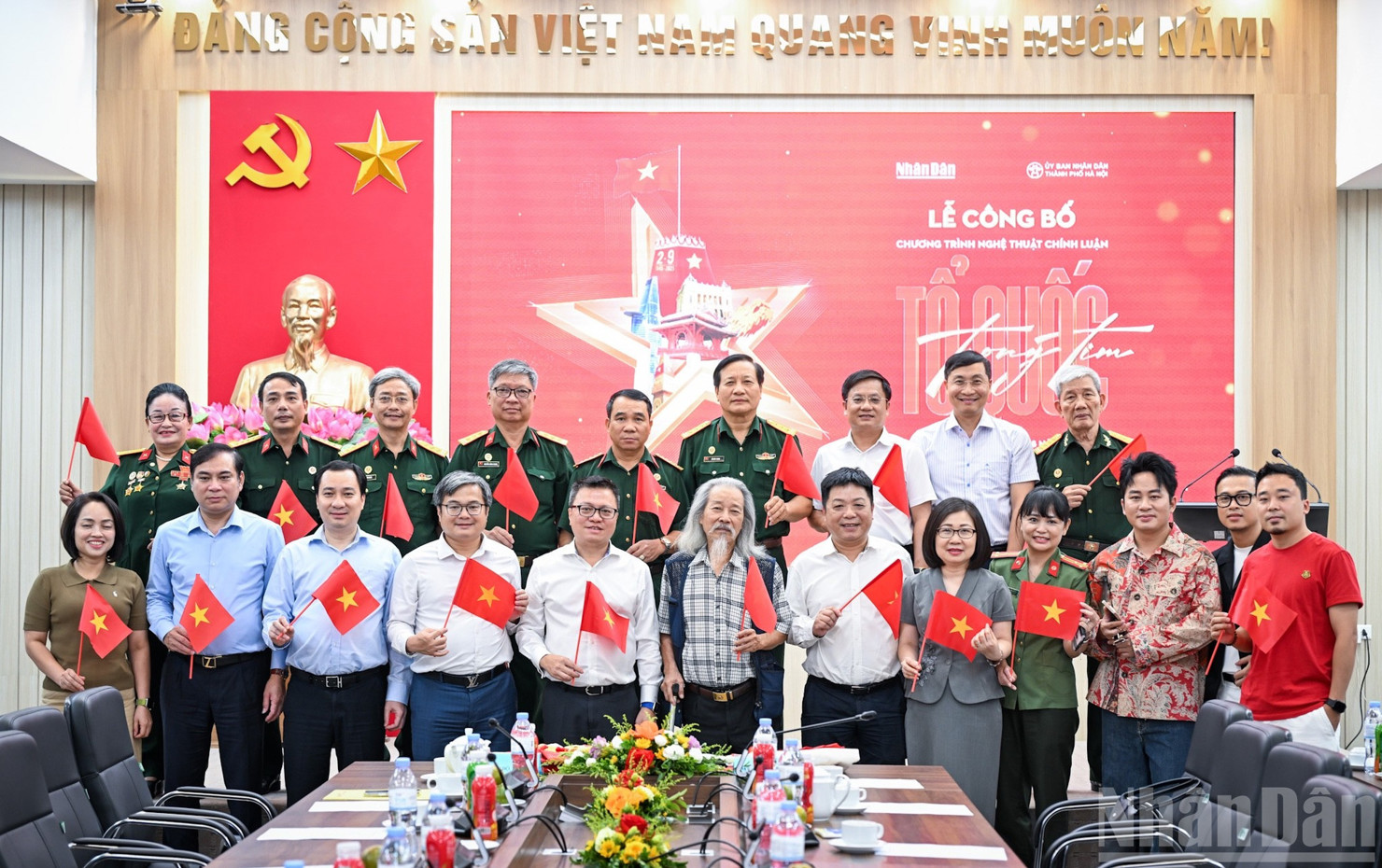 Các đại biểu chụp ảnh lưu niệm sau khi buổi lễ kết thúc.  