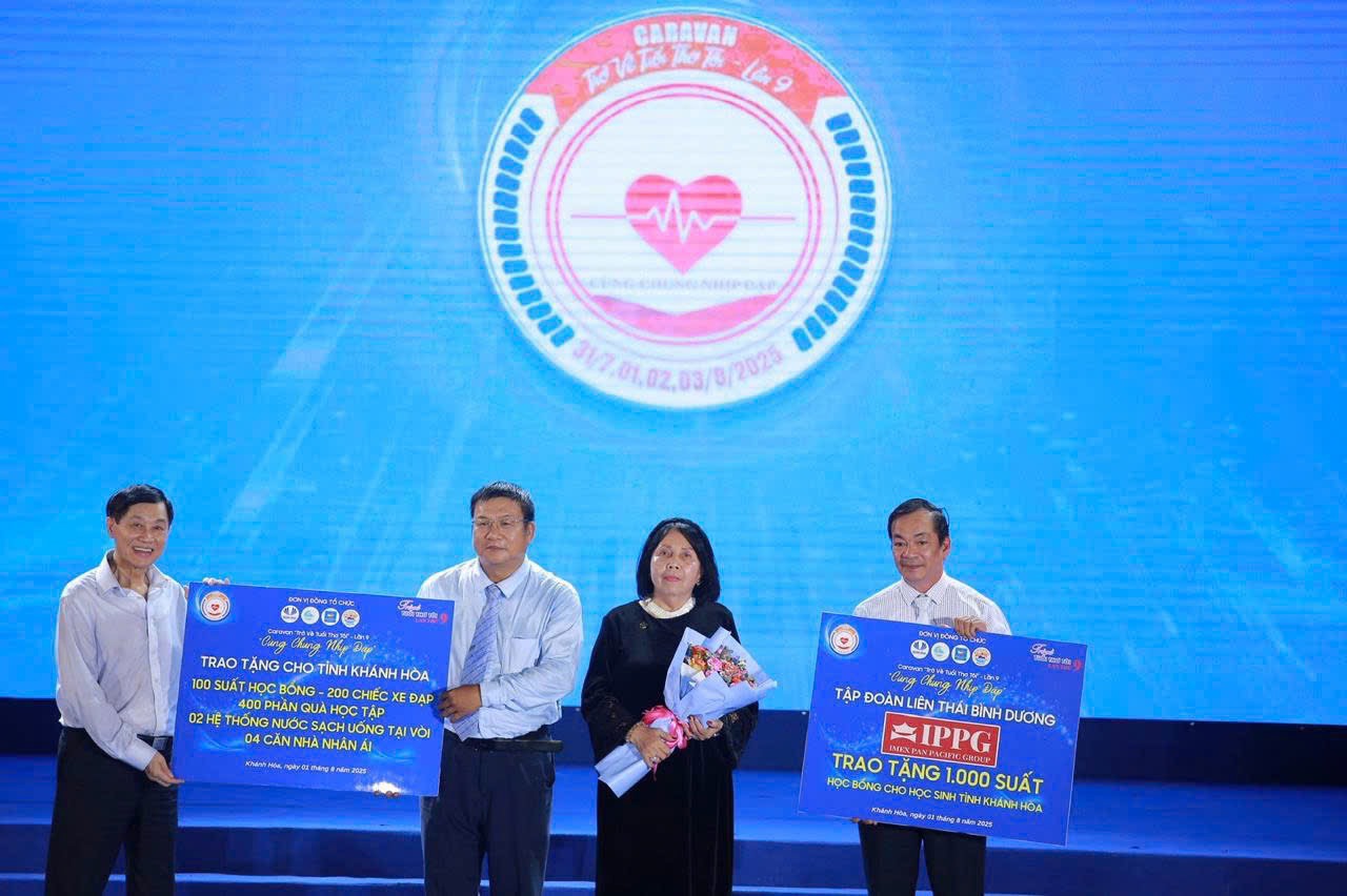 Ông Johnathan Hạnh Nguyễn (ngoài cùng bên trái) trao tặng 1.050 suất quà và học bổng cho học sinh khó khăn