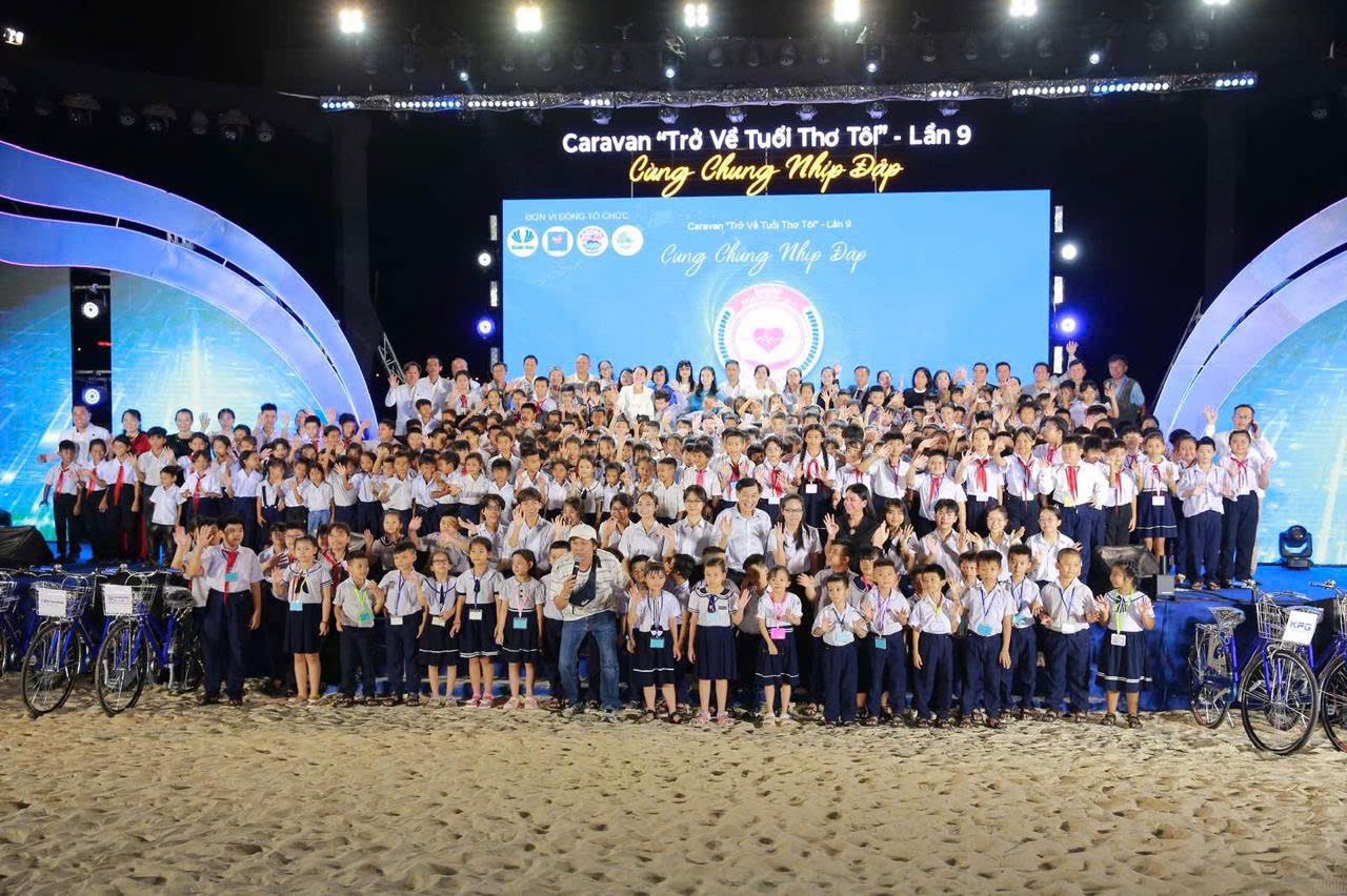 Hàng trăm em học sinh nhận học bổng tại chương trình