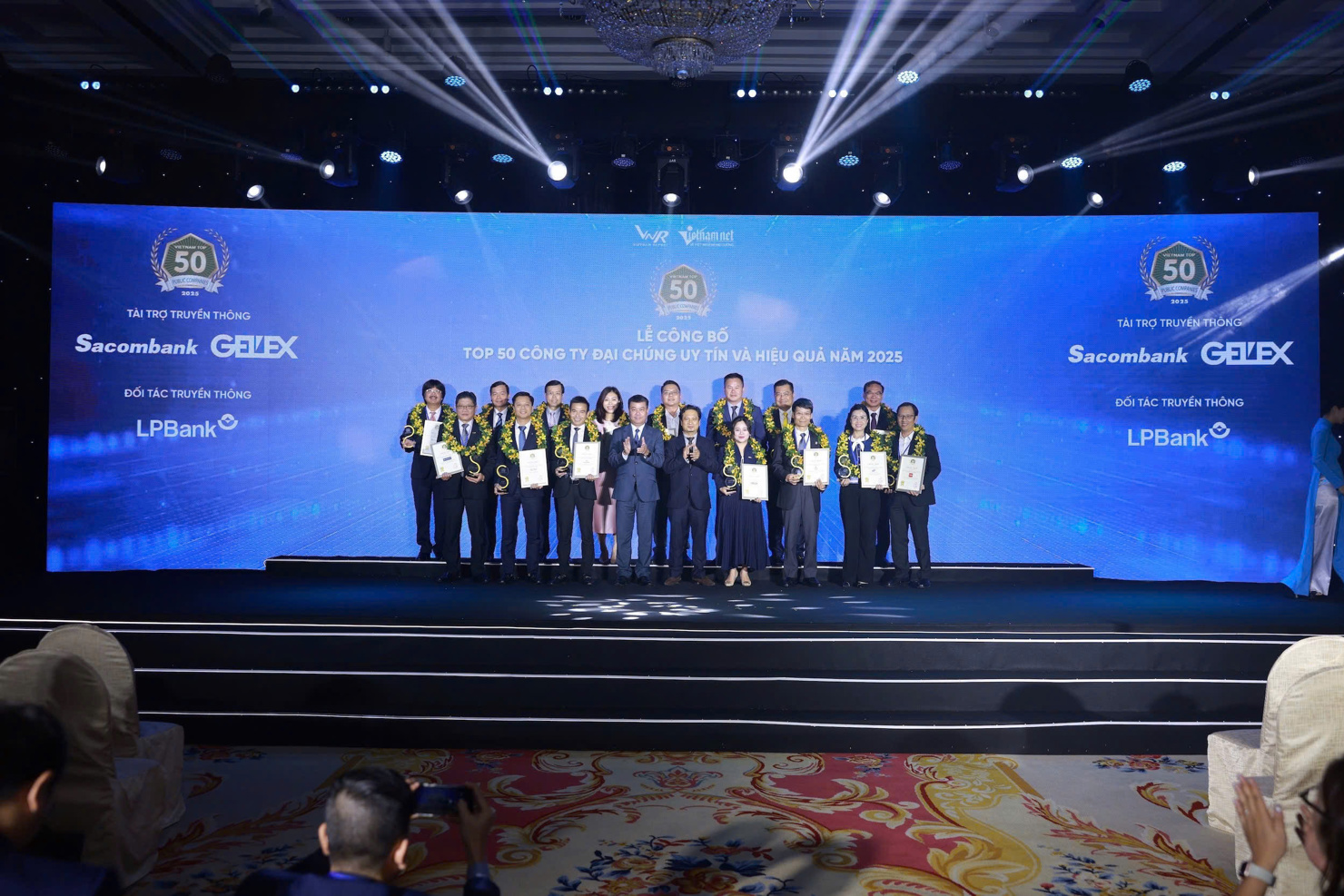 Lễ công bố Top 50 Công ty Đại chúng uy tín và hiệu quả (VIX50) năm 2025.
