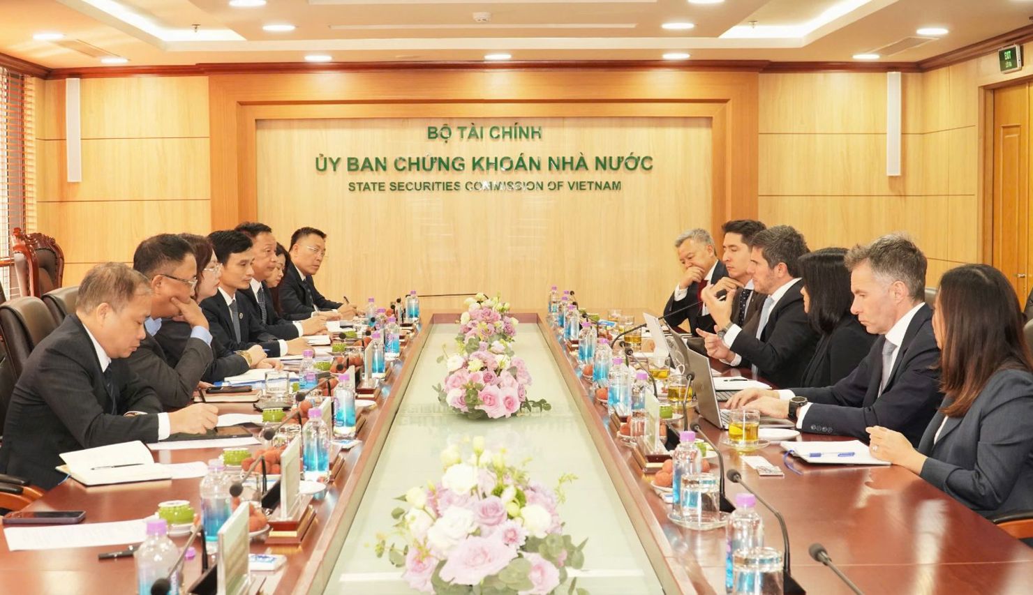 Lãnh đạo Ủy ban Chứng khoán Nhà nước tiếp và làm việc với FTSE Russell.