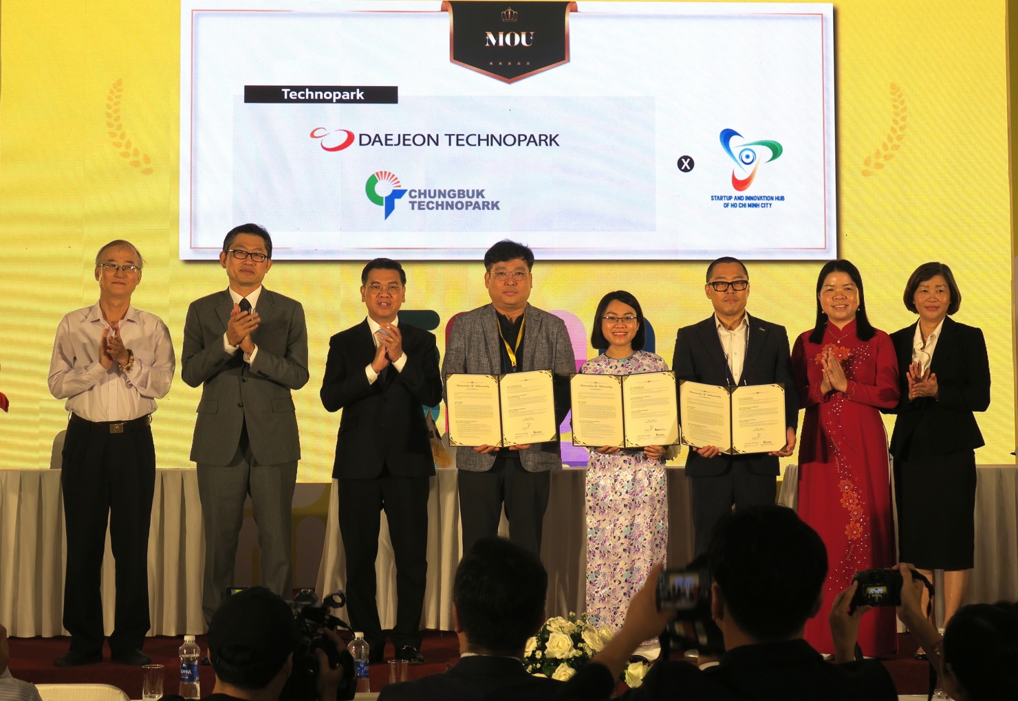 Trong khuôn khổ sự kiện, đại diện các bên liên quan giữa hai quốc gia đã ký kết các hợp tác MOU về đào tạo, hợp tác phát triển nhiều lĩnh vực. Ảnh: Đức Mỹ