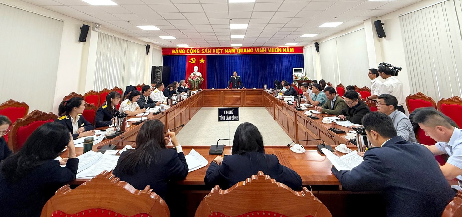 Thuế Lâm Đồng làm việc với Thuế cơ sở về các giải pháp thực hiện nhiệm vụ trong thời gian tới. Ảnh: Diễm Thương