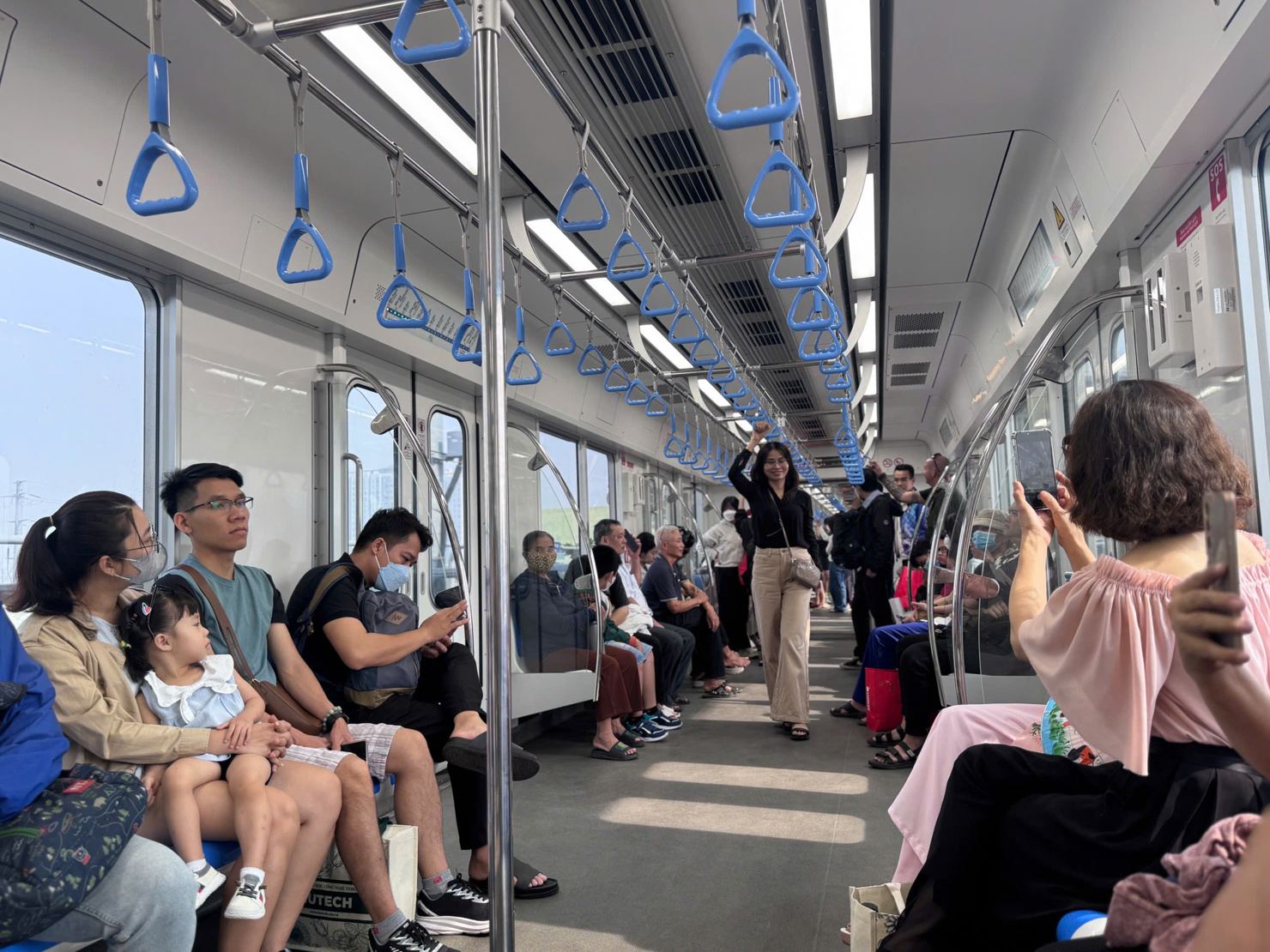 Tàu Metro số 1 Bến Thành - Suối Tiên đang thu hút đông đảo hành khách TP. Hồ Chí Minh. Ảnh: T.D