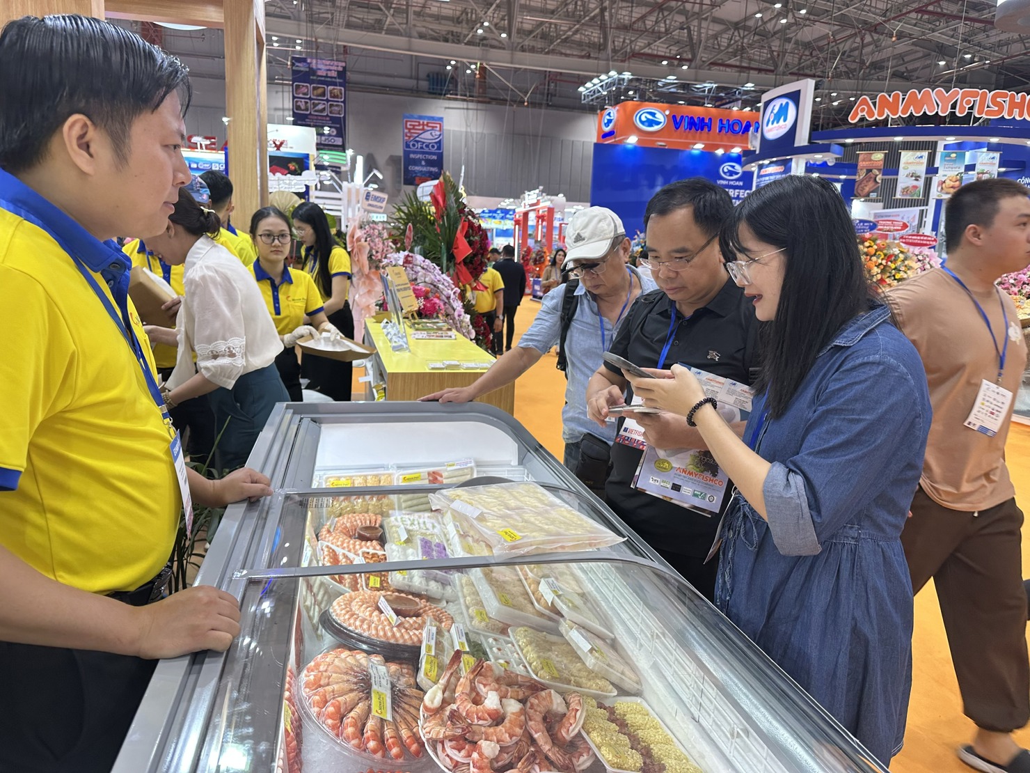 Khách nước ngoài tìm hiểu mặt hàng thủy sản tại Vietfish 2025. Ảnh: T.H