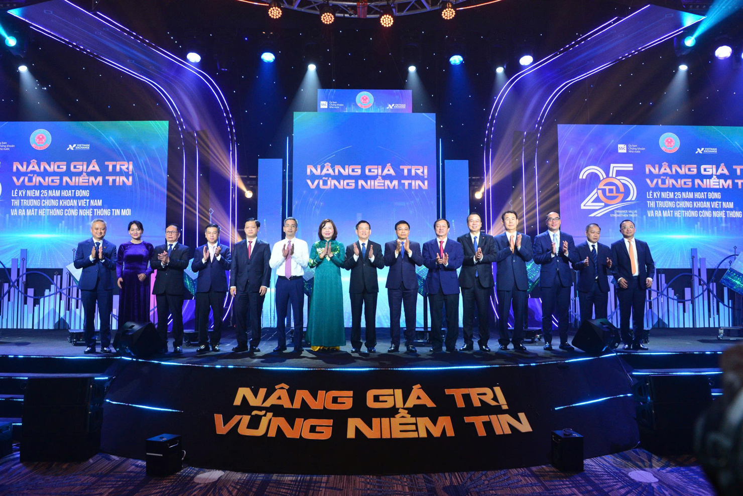 Phó Thủ tướng Hồ Đức Phớc, Bộ trưởng Nguyễn Văn Thắng cùng các đồng chí lãnh đạo chụp ảnh tại Lễ kỷ niệm 25 năm hoạt động của thị trường chứng khoán Việt Nam và ra mắt Hệ thống công nghệ thông tin mới.