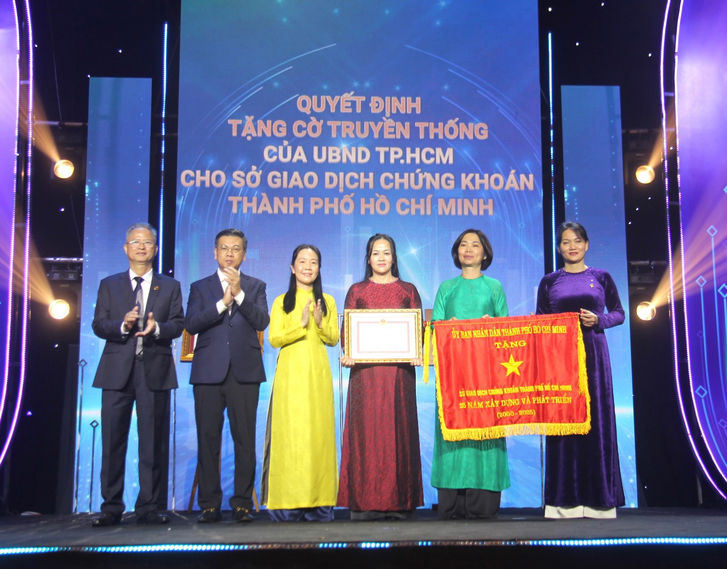 Phó Chủ tịch UBND TP. Hồ Chí Minh Nguyễn Văn Dũng (thứ 2 từ trái qua) tặng Cờ thi đua truyền thống và Bằng khen của Thành phố cho Sở Giao dịch Chứng khoán TP. Hồ Chí Minh.