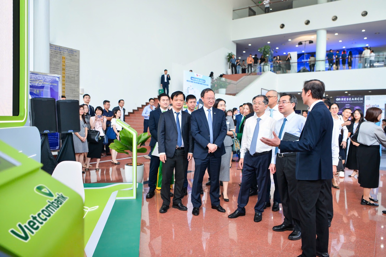 Ông Lê Quang Vinh - Tổng Giám đốc Vietcombank cùng ông Nguyễn Thanh Nghị - UV BCH TW Đảng, Trưởng Ban Chính sách, chiến lược Trung ương và đoàn đại biểu  thăm không gian triển lãm của Vietcombank.