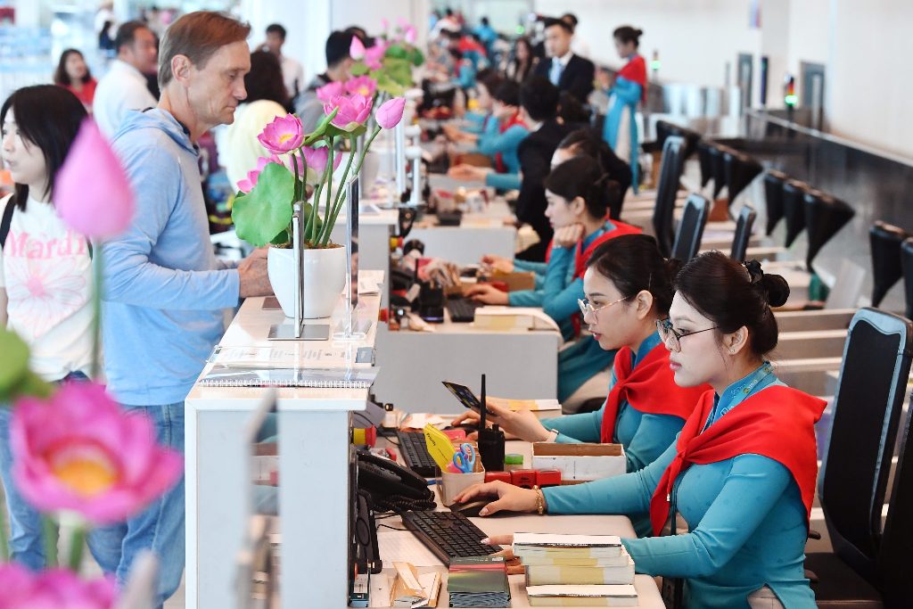 Hành khách qua sân bay Nội Bài và Tân Sơn Nhất tăng đột biến