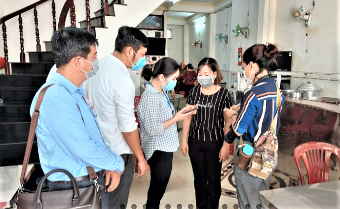 Điều tra viên thực hiện điều tra thu thập thông tin Tổng điều tra Kinh tế năm 2021 tại địa bàn. (Ảnh: Cục Thống kê)