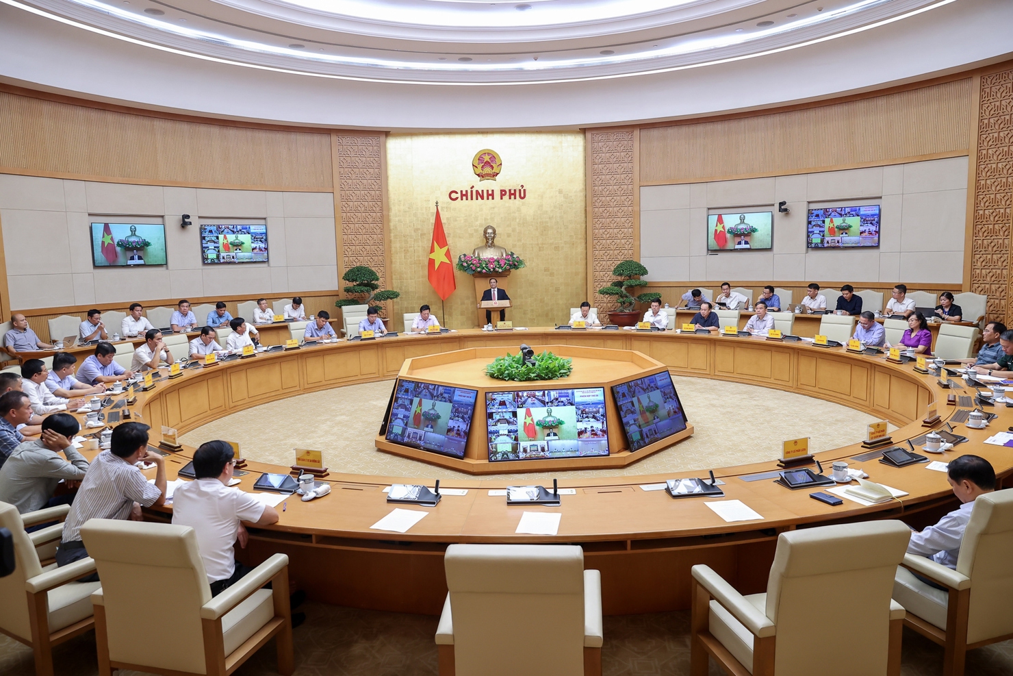 Thủ tướng cảm ơn nhân dân đã nhường mặt bằng cho dự án. Ảnh: VGP/Nhật Bắc