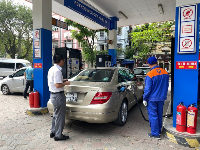 Một điểm kinh doanh xăng dầu của Petrolimex tại khu vực Vành đai 1 ở TP. Hà Nội. (Ảnh: Vietnam+) .