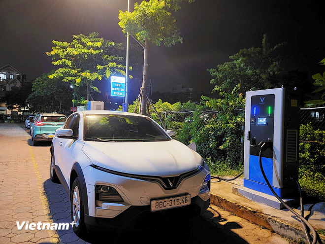 Một trụ sạc dành cho xe ôtô điện được bố trí ngay sân của tòa chung cư tại Hà Nội. (Ảnh: Việt Hùng/Vietnam+).  