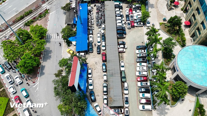 Khu đất trống trước trụ sở Tổng công ty Hàng hải Việt Nam tại số 1 Đào Duy Anh đủ điều kiện lắp đặt trạm sạc xe điện. (Ảnh: Hoài Nam/Vietnam+) .