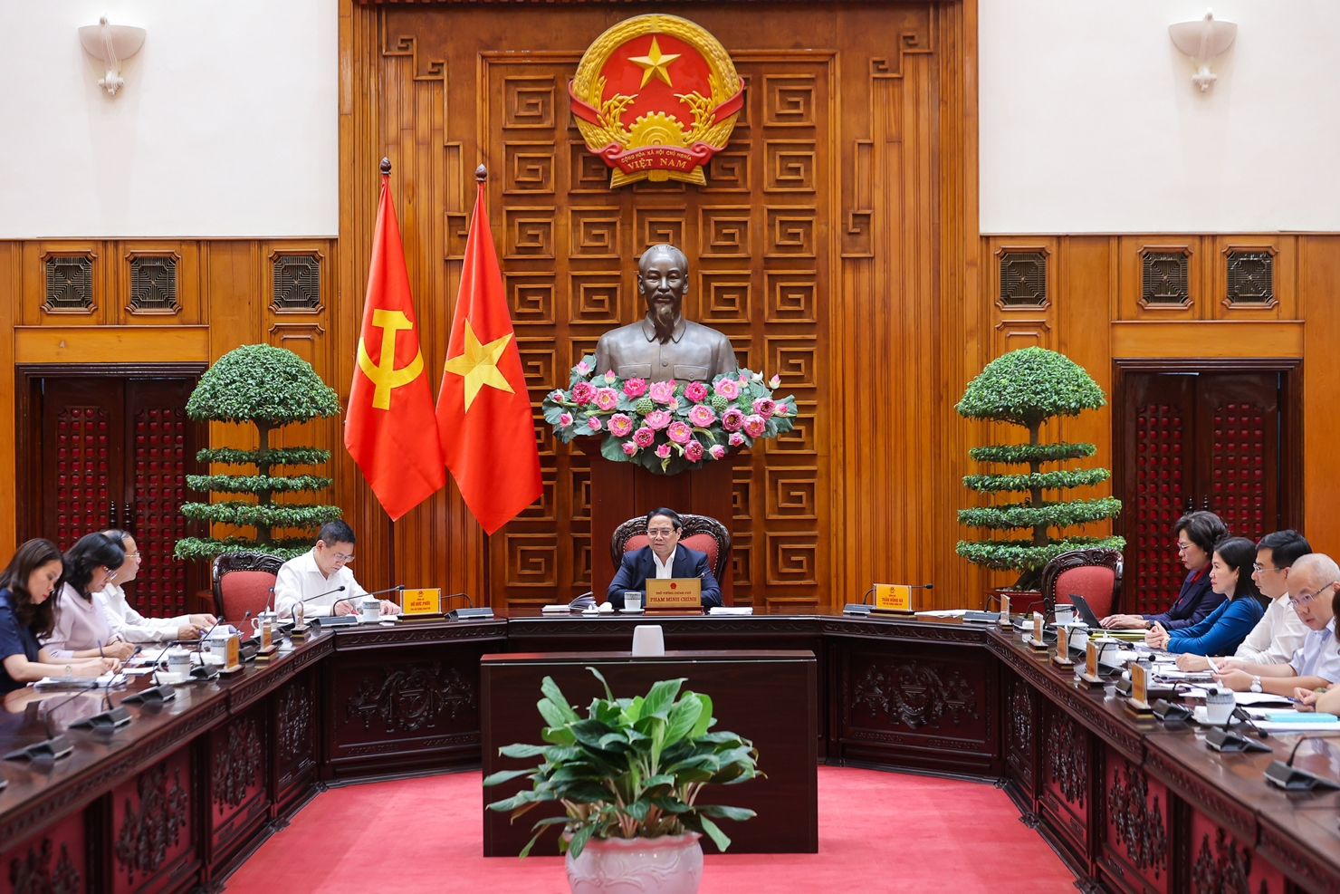 Thủ tướng Phạm Minh Chính chủ trì cuộc họp về công tác chỉ đạo, điều hành kinh tế nói chung và kinh tế vĩ mô nói riêng. Ảnh: VGP/Nhật Bắc