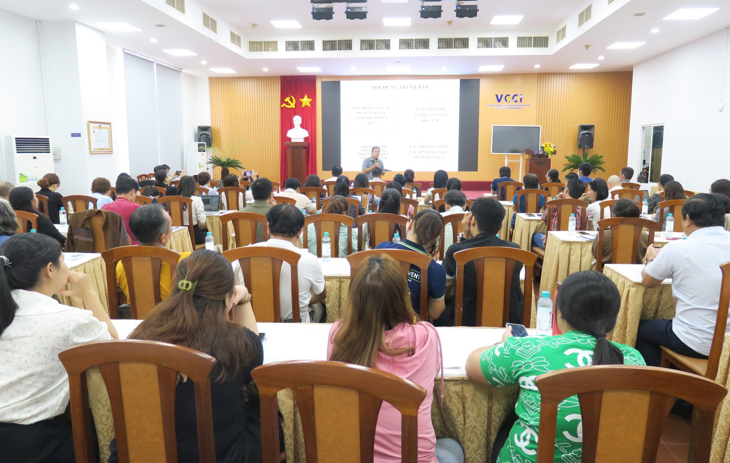 Các chuyên gia kiến nghị, doanh nghiệp cần nắm rõ và tuân thủ đúng quy định pháp luật để giảm thiểu rủi ro trong sản xuất kinh doanh. Ảnh: Đức Mỹ