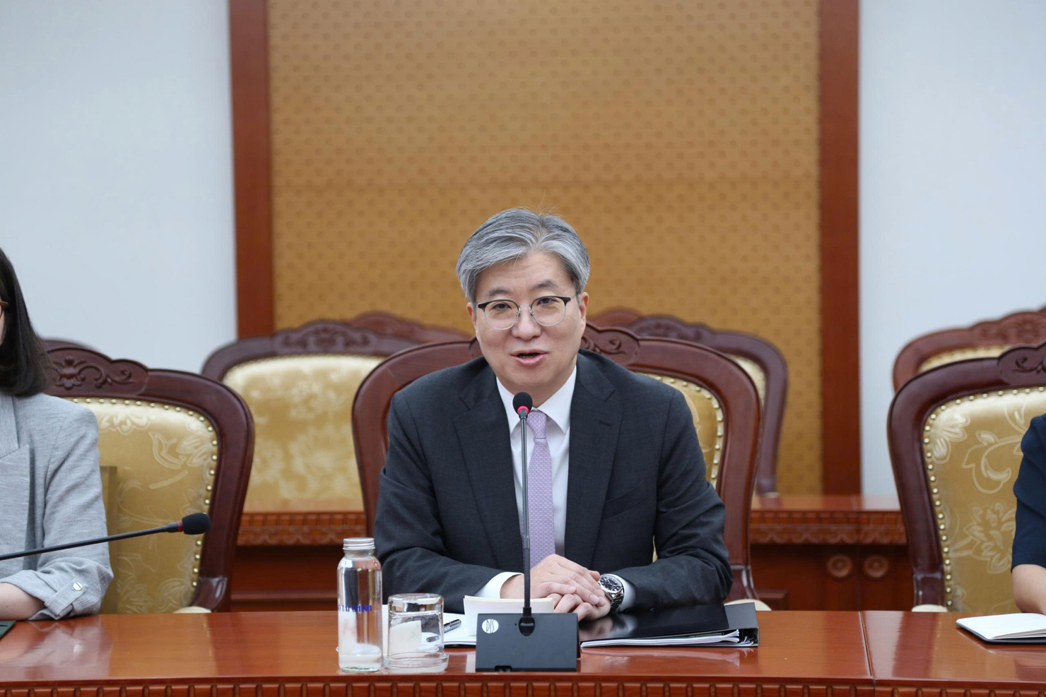 Thứ trưởng phụ trách ngoại giao - kinh tế, Bộ Ngoại giao Hàn Quốc Kim Hee-sang.