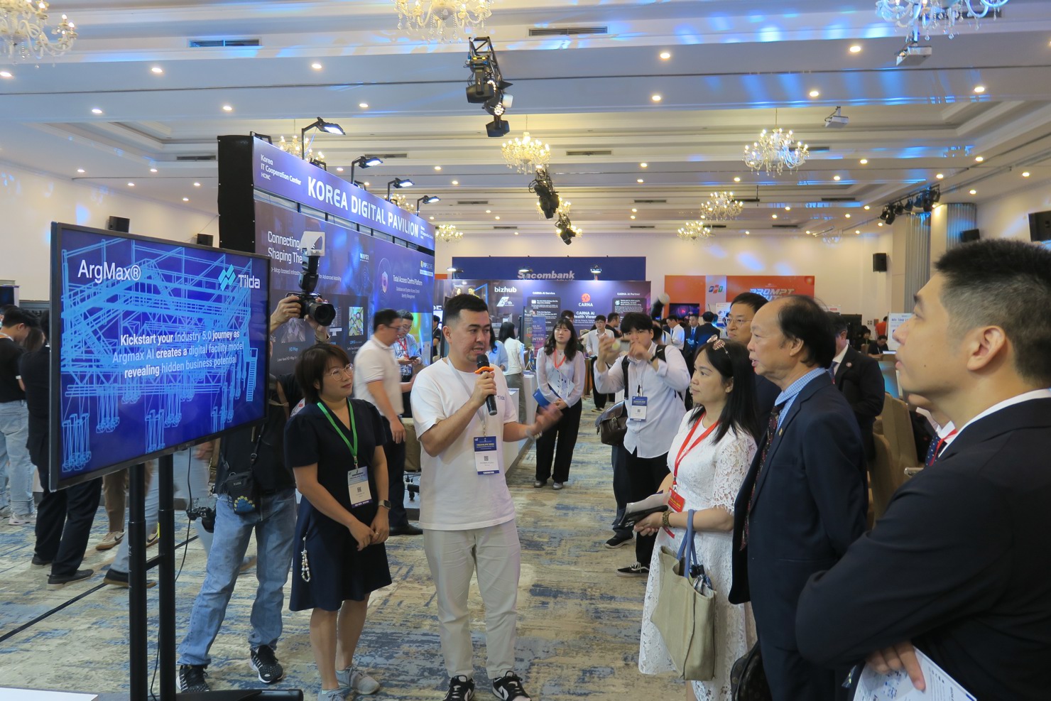 Nhiều đơn vị công nghệ trong và ngoài nước tham gia tham gia triển lãm công nghệ Tech4life2025. Ảnh: Đức Mỹ