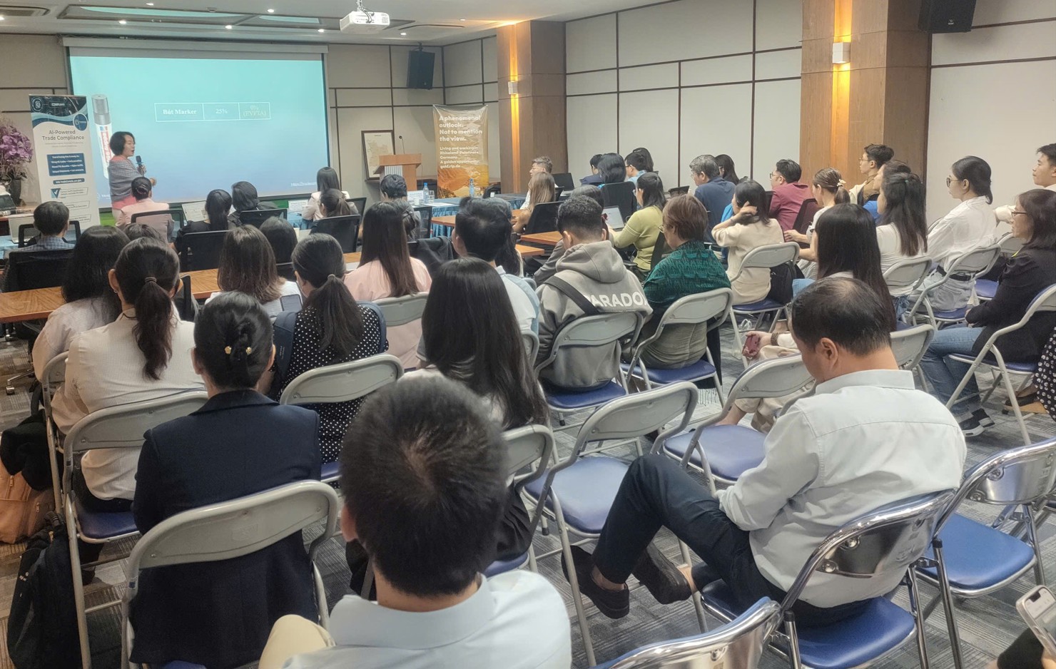 Các doanh nghiệp tham dự hội thảo. Ảnh: T.H