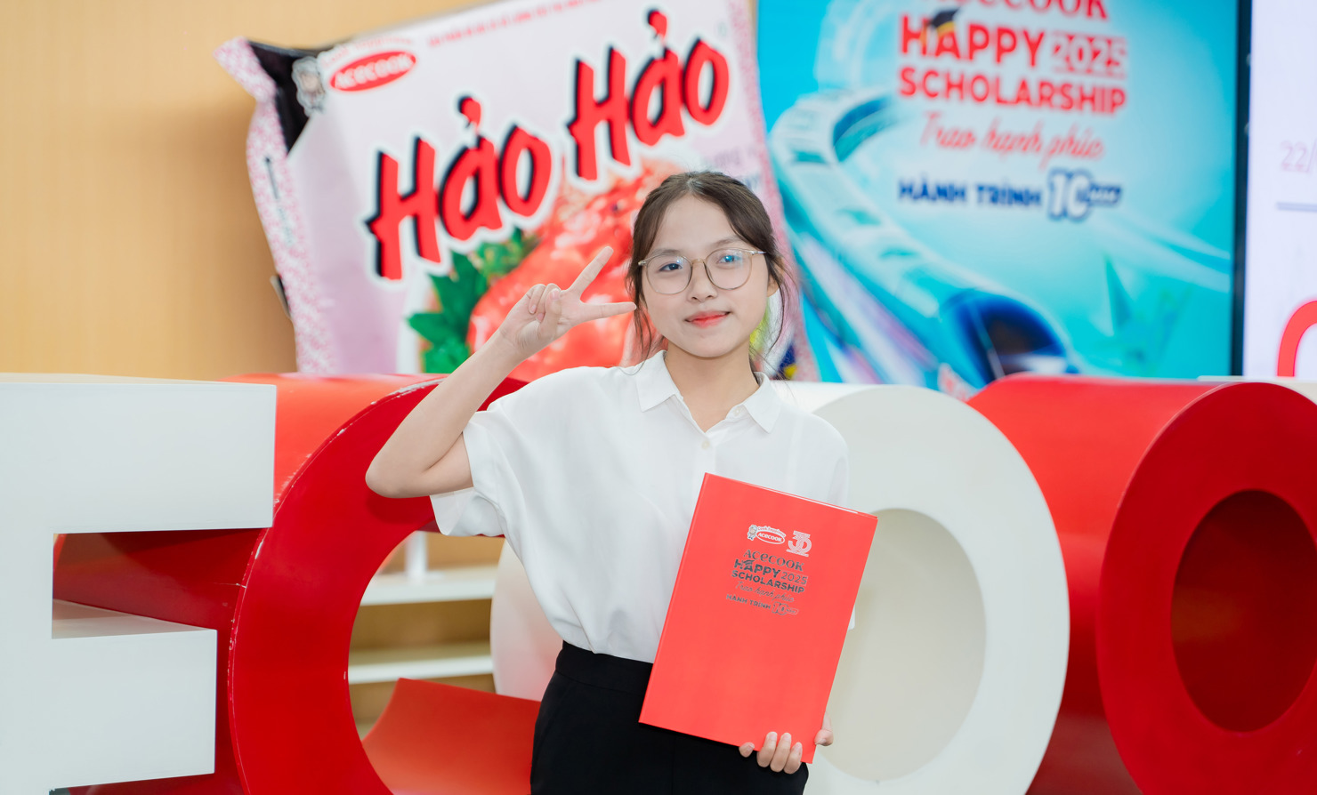 Sinh viên vinh dự được nhận học bổng Acecook Happy Scholarship 2025.