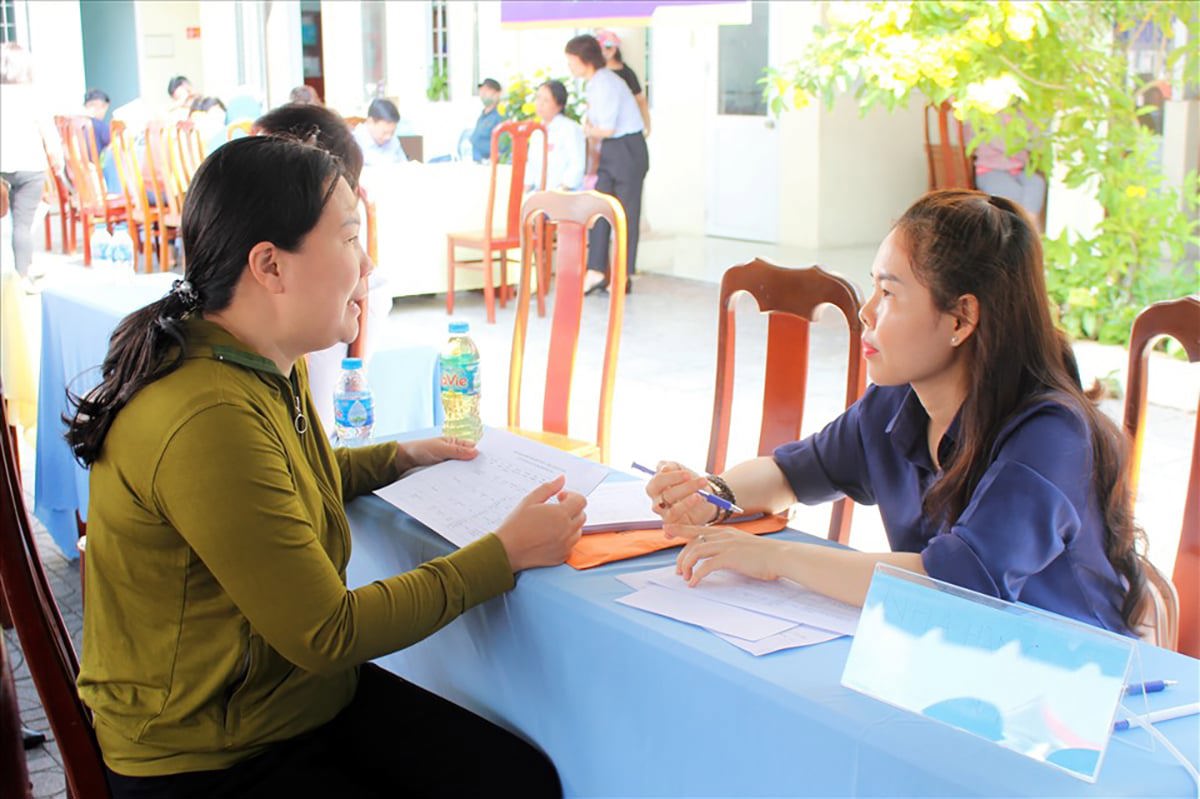 Cán bộ Trung tâm Dịch vụ việc làm tỉnh Bà Rịa – Vũng Tàu (cũ) tư vấn, giới thiệu việc làm cho người lao động thất nghiệp.