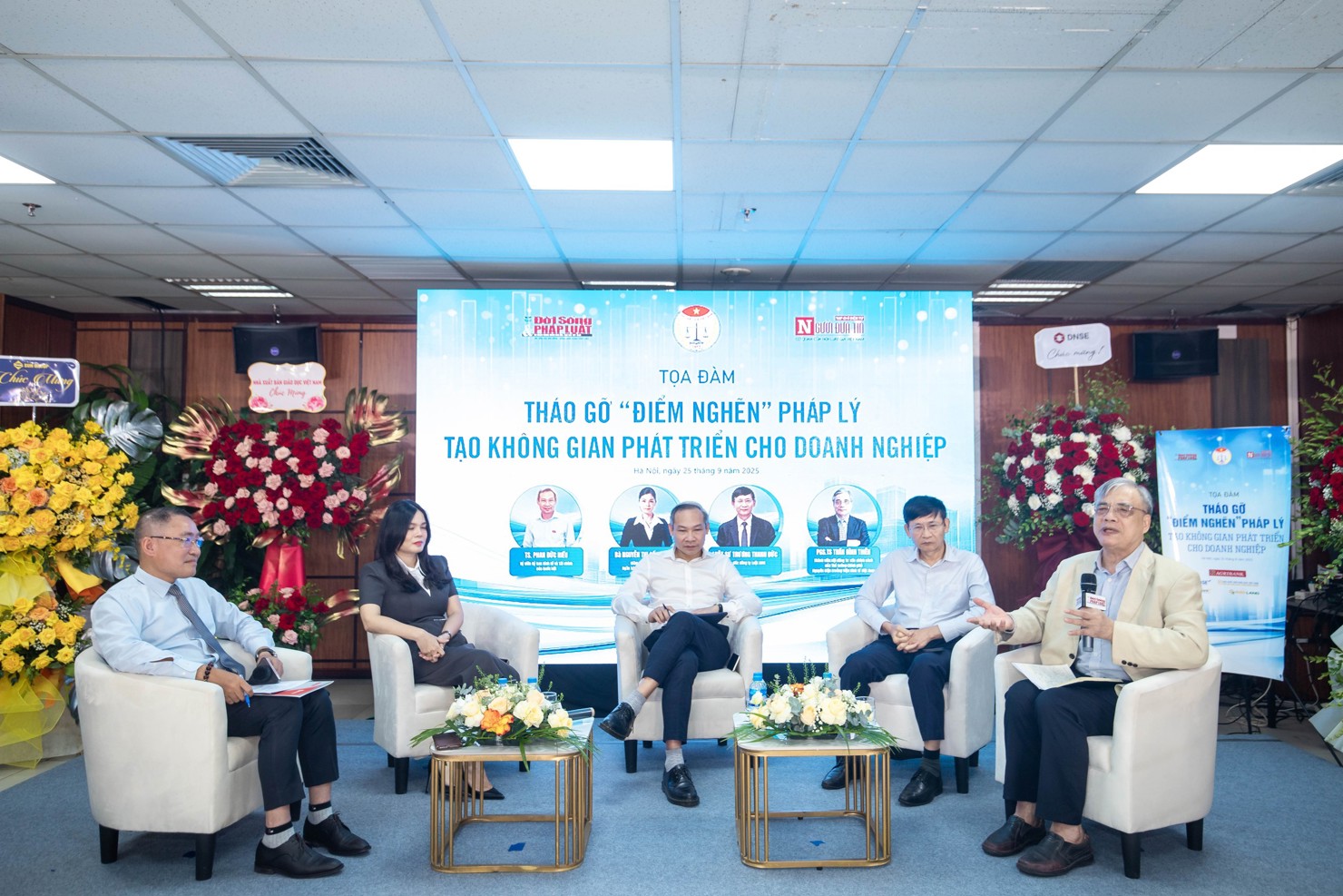 Tọa đàm “Tháo gỡ điểm nghẽn pháp lý tạo không gian phát triển cho doanh nghiệp”.