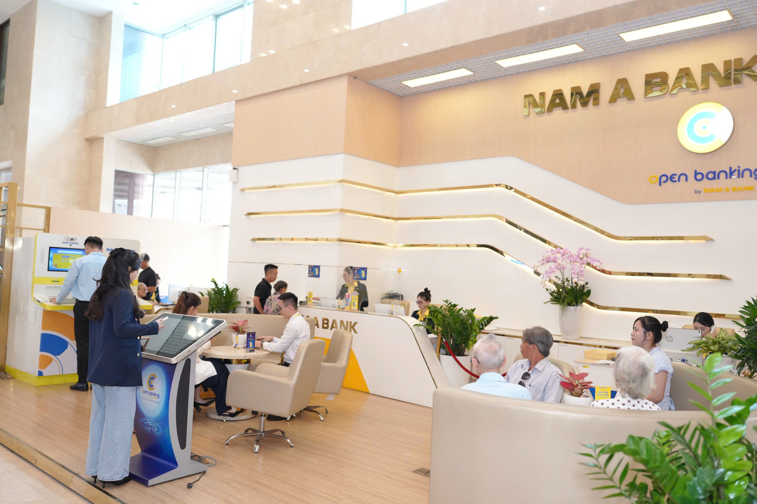 Khách hàng trải nghiệm không gian giao dịch hiện đại tại Nam A Bank. Ảnh: NAB