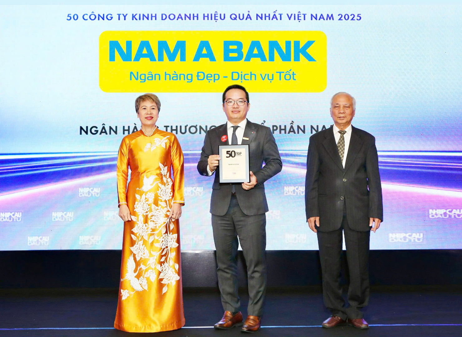 Đại diện Nam A Bank, ông Võ Hoàng Hải – Phó tổng giám đốc nhận danh hiệu Top 50 Công ty hoạt động hiệu quả nhất Việt Nam năm 2025. Ảnh: NAB