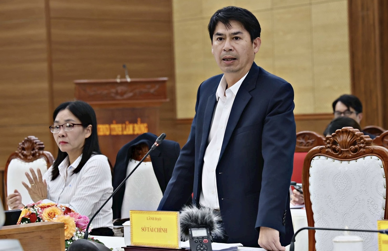Phó Giám đốc Sở Tài chính tỉnh Lâm Đồng Lê Bình Minh cung cấp thông tin đầu tư tại tỉnh Lâm Đồng sắp tới. Ảnh: N.L