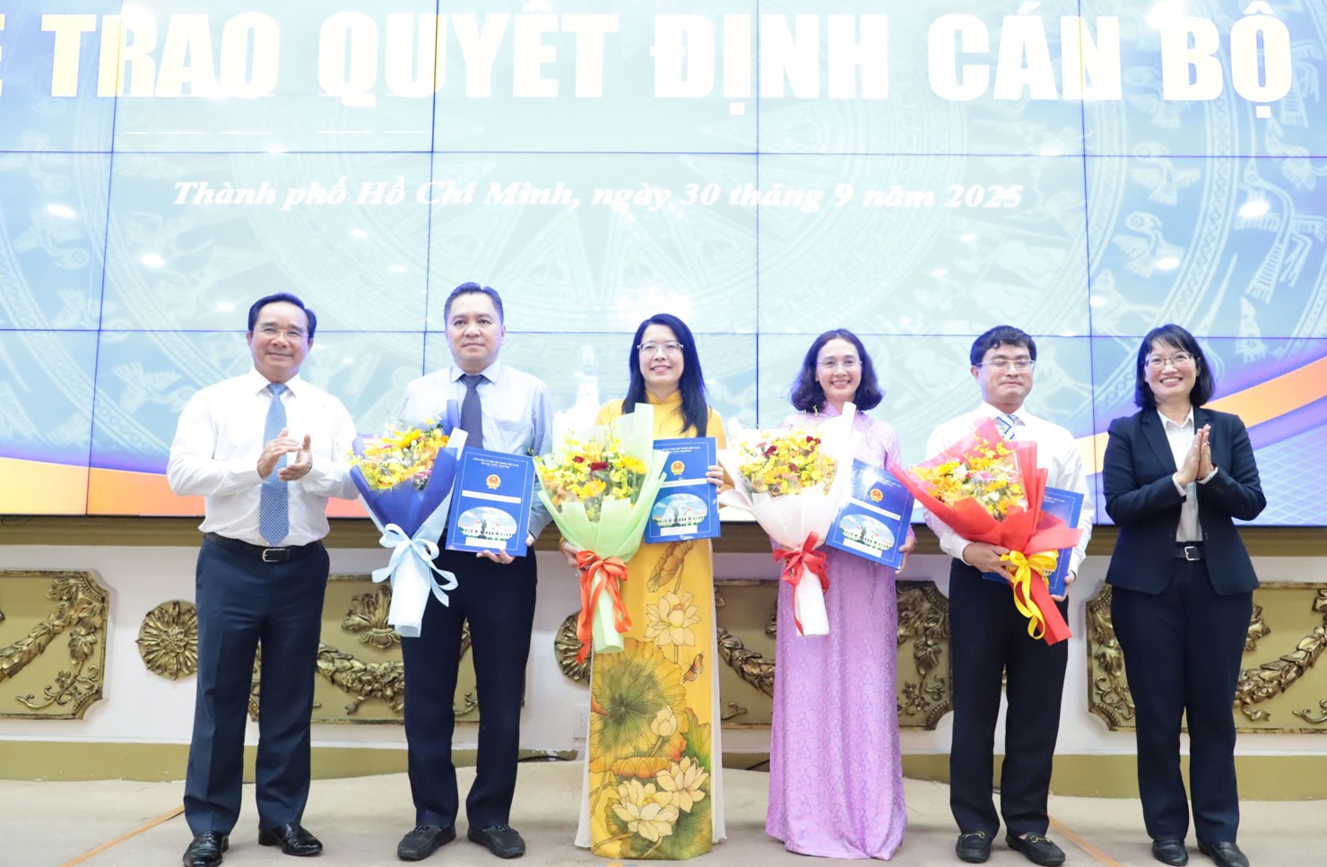 Chủ tịch Nguyễn Văn Được và Phó Chủ tịch Trần Thị Diệu Thúy trao quyết định, tặng hoa chúc mừng các nhân sự được bổ nhiệm, điều động